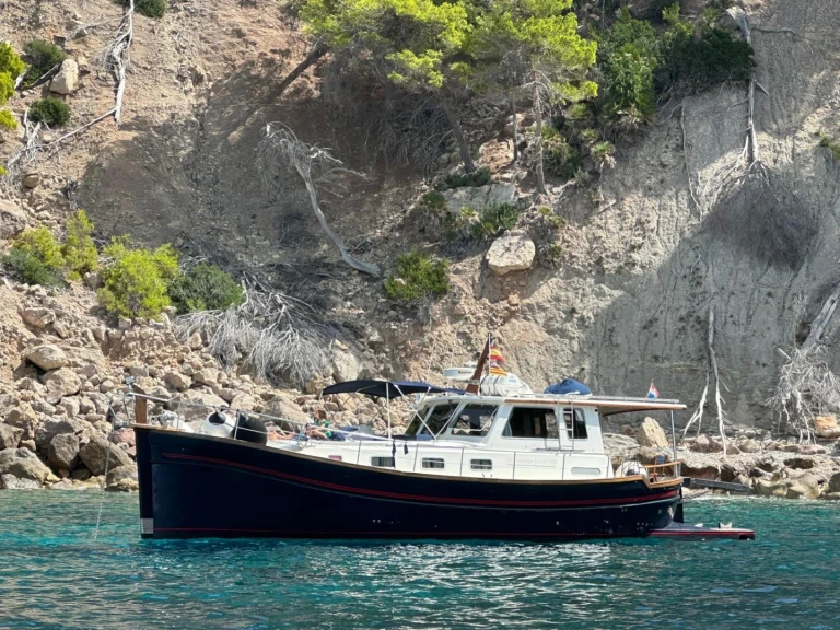 Bareboat Rental Motorboat Menorquin-Yachts with a boat licence