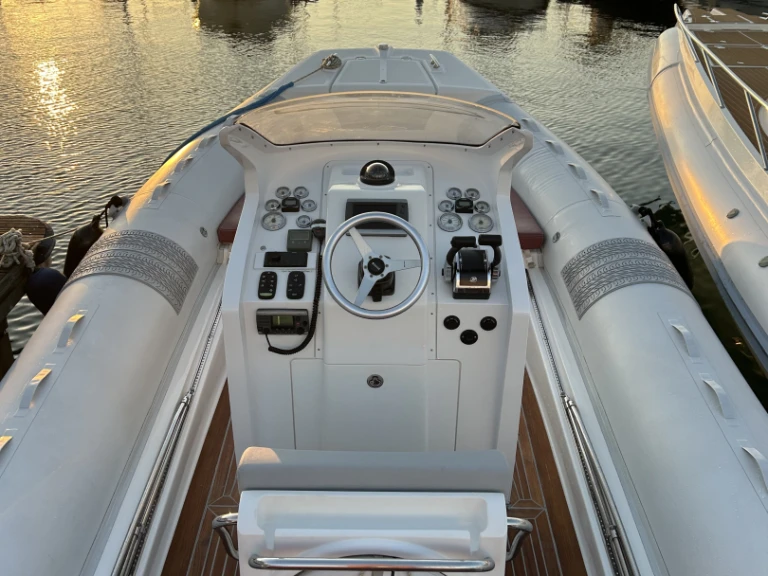 Yacht charter Castellammare di Stabia cheap Pzero 880 Sport