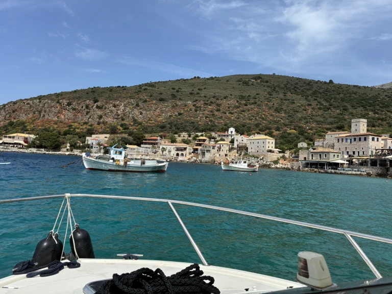 Bareboat Rental Motorboat Kelt with a boat licence