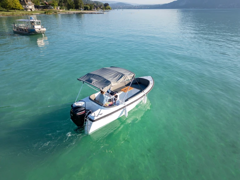 Rent a boatbuilding motor yacht boatbuilding motor yacht valory 555 Vieux Port de Cannes