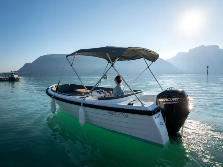 Yacht charter Vieux Port de Cannes cheap boatbuilding motor yacht valory 555