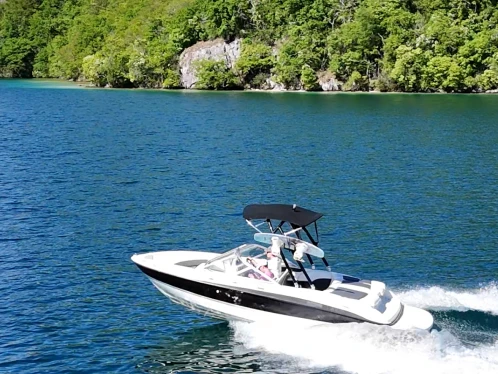 Bareboat Rental Motorboat Bayliner with a boat licence