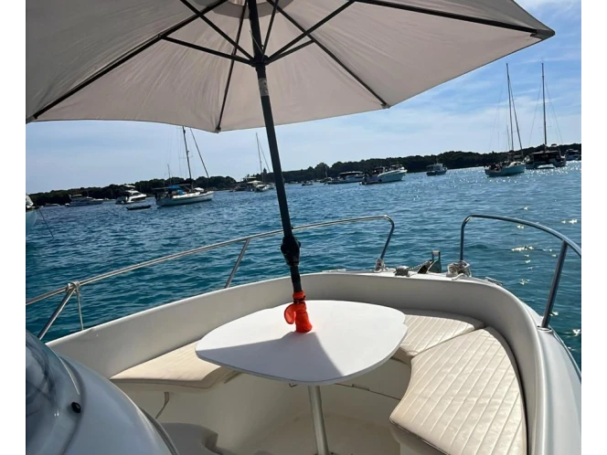 Chris Craft Sea Hawk 213 in Cannes on SamBoat