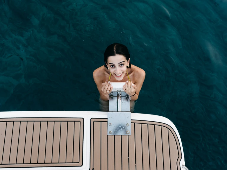 Motorboat rental in Mílos - Sea Ray SDX 250