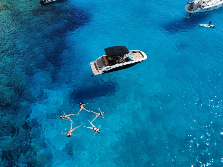 Motorboat for rent Mílos at the best price