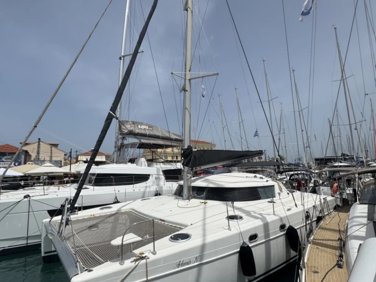 Catamaran rental with or without captain Fountaine Pajot Lefkáda