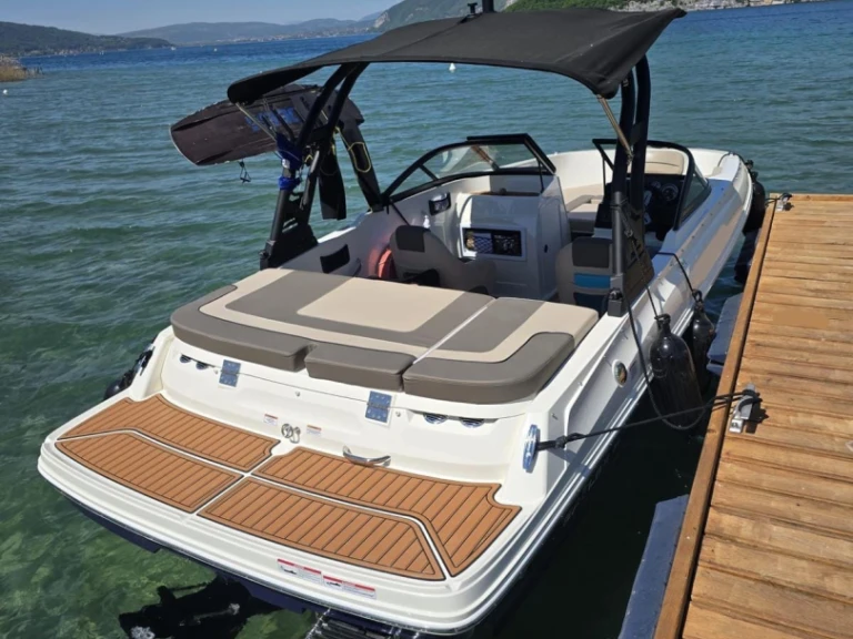 Motorboat rental with or without captain Bayliner Annecy