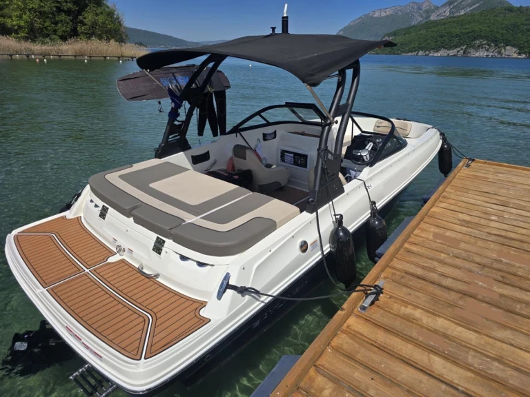 Bareboat Rental Motorboat Bayliner with a boat licence