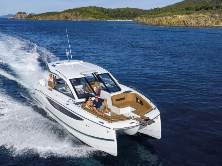 Luxury Yacht rental in Grand Piquey - Jeanneau TH 33