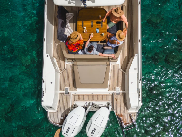 Motorboat for rent Mílos at the best price