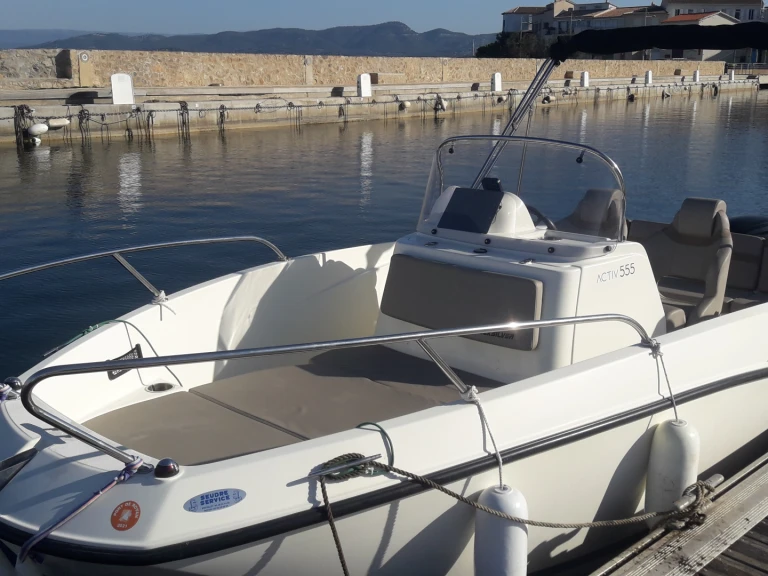 Bareboat Rental Motorboat Quicksilver with a boat licence