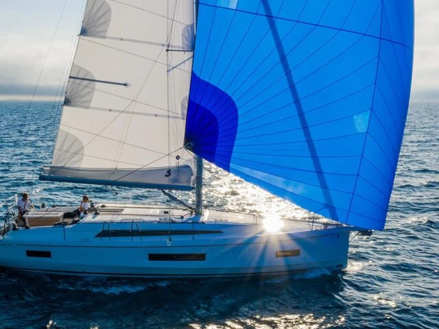 Sailboat rental with or without captain Bénéteau Salerno