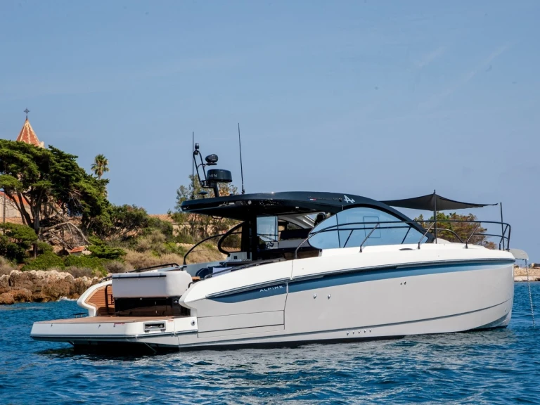 Bareboat Rental Motorboat Bénéteau with a boat licence