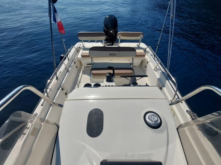 Motorboat rental with or without captain Boston Whaler Port de la Rague