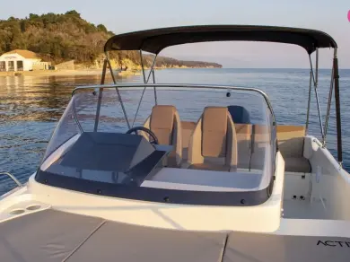 Quicksilver Activ 675 Sundeck in Kolýmpia on SamBoat