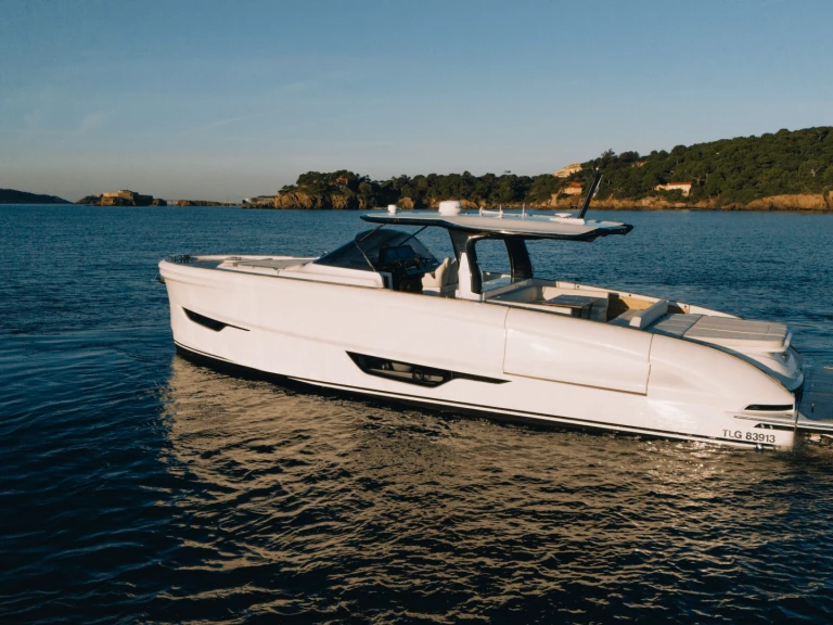 Rent a Solaris Power Solaris Power Coupé 52 Port Grimaud