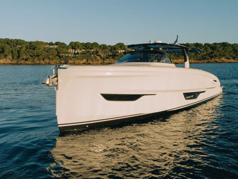 Luxury Yacht rental in Port Grimaud - Solaris Power Solaris Power Coupé 52