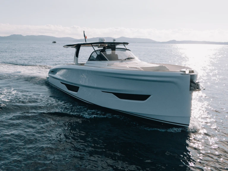Luxury Yacht rental in Port Grimaud - Solaris Power Solaris Power Coupé 52