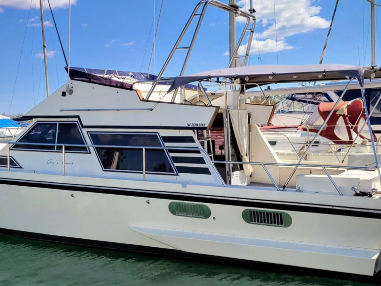 Motorboat for rent Sainte-Marie-la-Mer at the best price