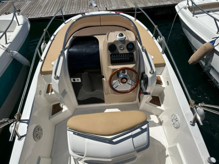 Bareboat Rental Motorboat Romar with a boat licence