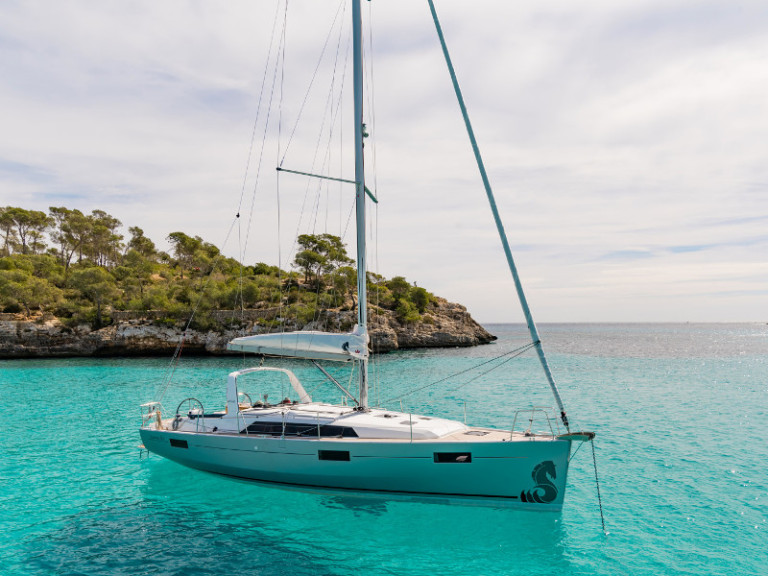 Bénéteau Oceanis 41.1 charter bareboat or captained in  Alimos