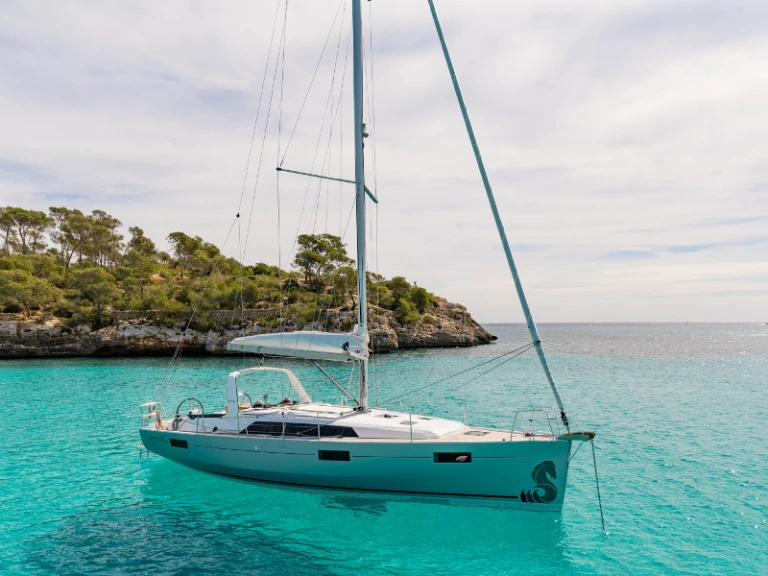 Bénéteau Oceanis 41.1 charter bareboat or captained in  Alimos