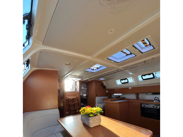 Boat rental Bavaria Bavaria Cruiser 51 (5 cab.) in Alimos on Samboat