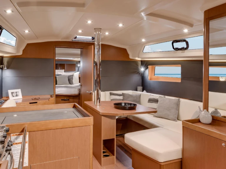 Boat rental Bénéteau Oceanis 41.1 in Alimos on Samboat