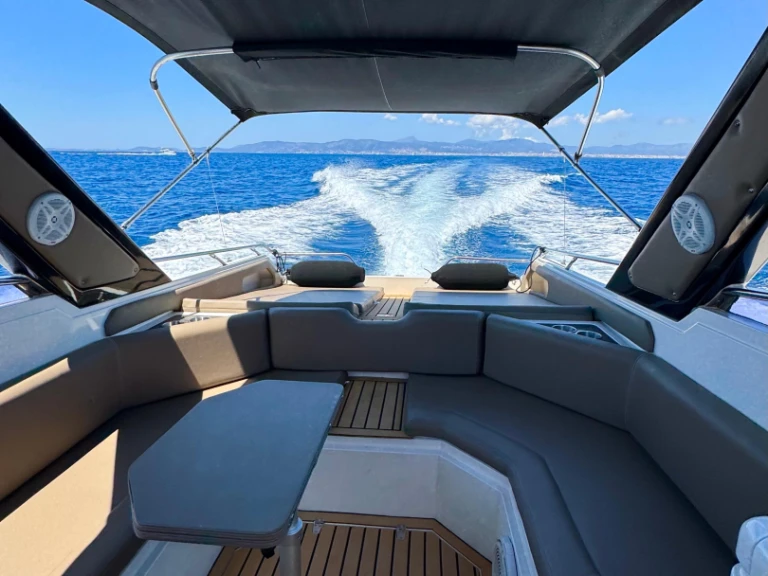 Bareboat Rental Motorboat Sunseeker with a boat licence