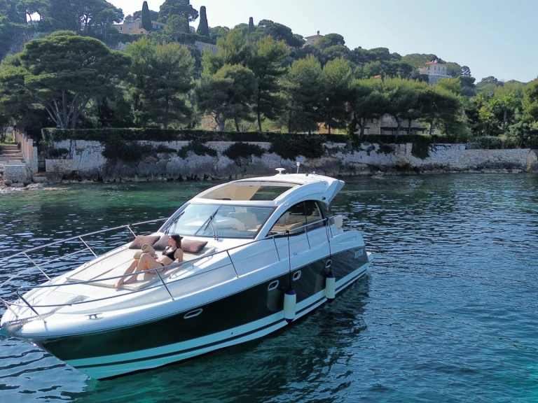Boat rental Jeanneau Prestige 38 S in Port de Saint Jean Cap Ferrat on Samboat