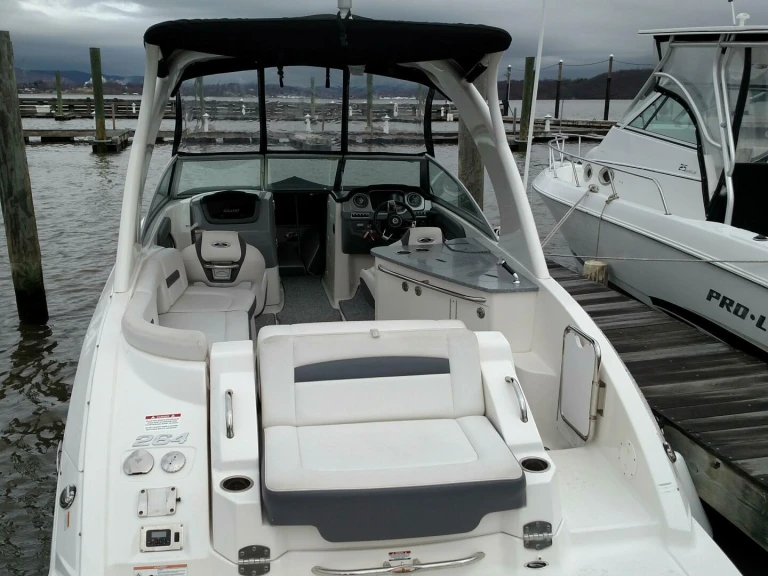 Chaparral Sunesta 264 in Mandelieu-la-Napoule on SamBoat