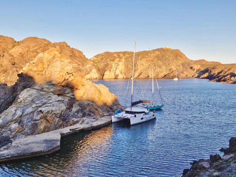Catamaran rental in Empuriabrava - Lagoon Lagoon 380 S2