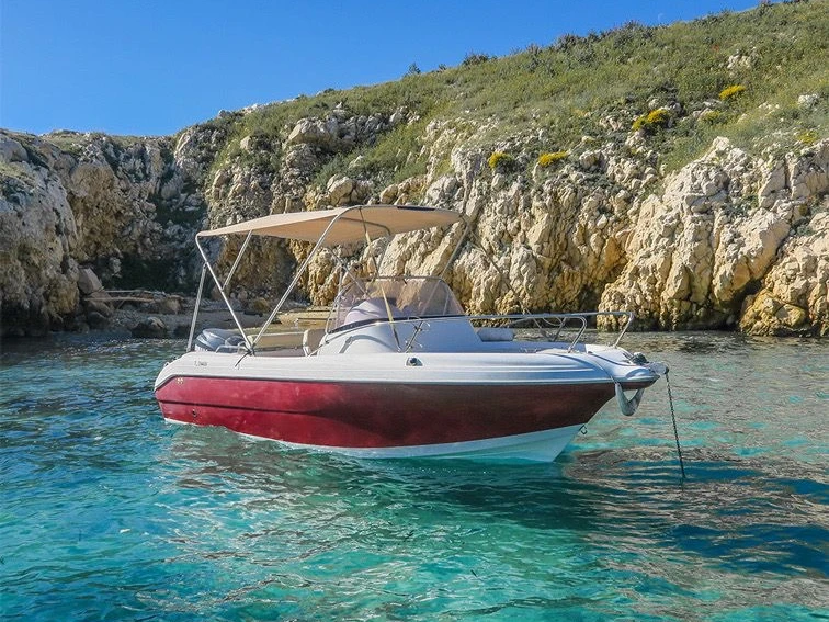 Boat rental Pacific Craft Pacific Craft 570 WA Sunset in Marseille on Samboat