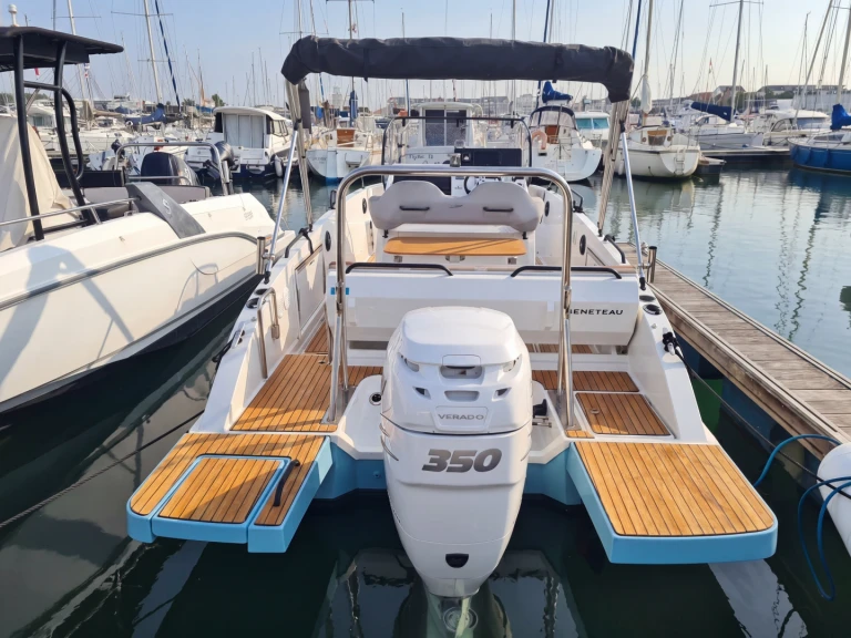 Rent a Bénéteau Flyer 8 SPACEdeck Les Sables-d'Olonne