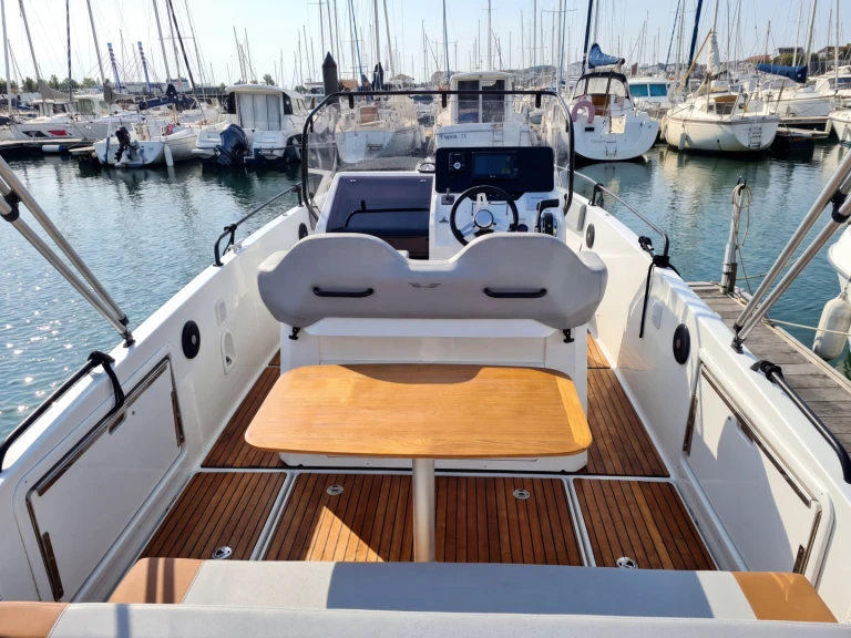 Bareboat Rental Motorboat Bénéteau with a boat licence