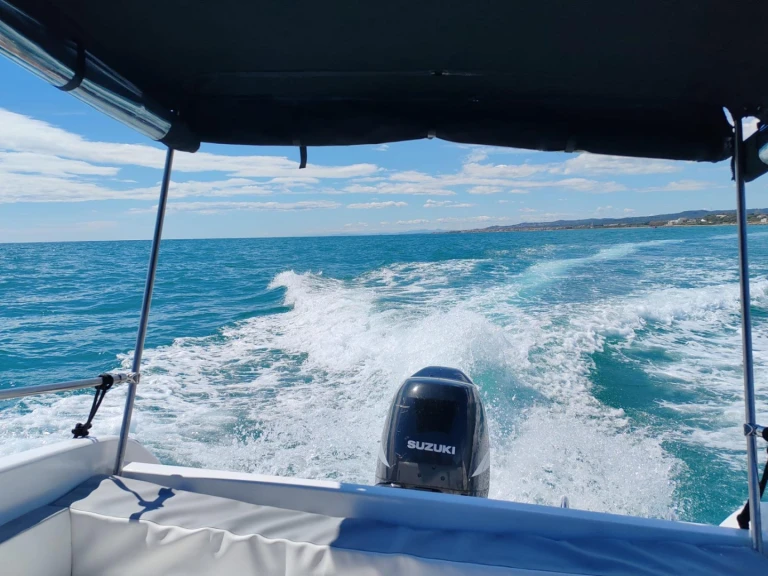 Bareboat Rental Motorboat Four Winns with a boat licence