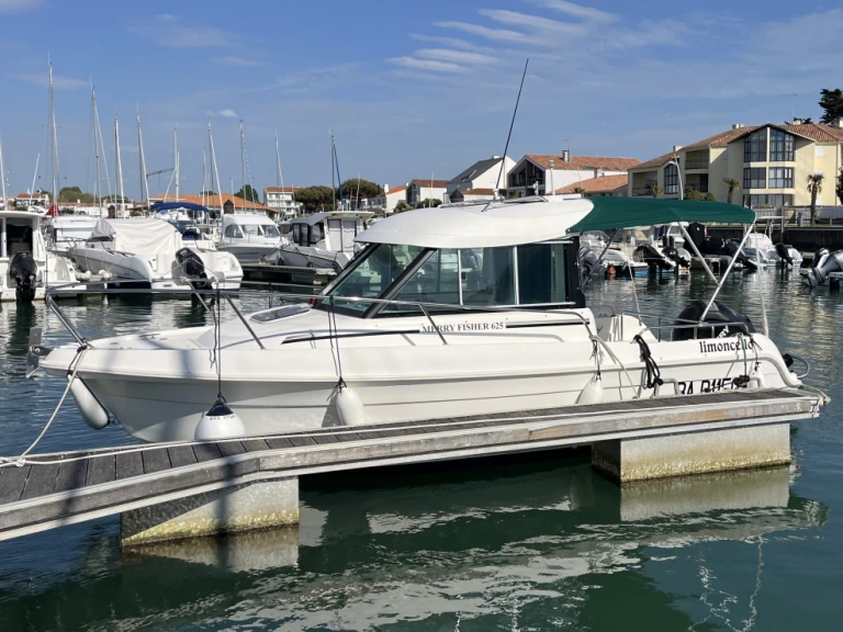 Motorboat rental in Saint-Gilles-Croix-de-Vie - Jeanneau Merry Fisher 625 HB
