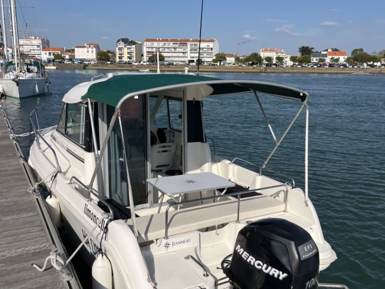 Boat rental Jeanneau Merry Fisher 625 HB in Saint-Gilles-Croix-de-Vie on Samboat