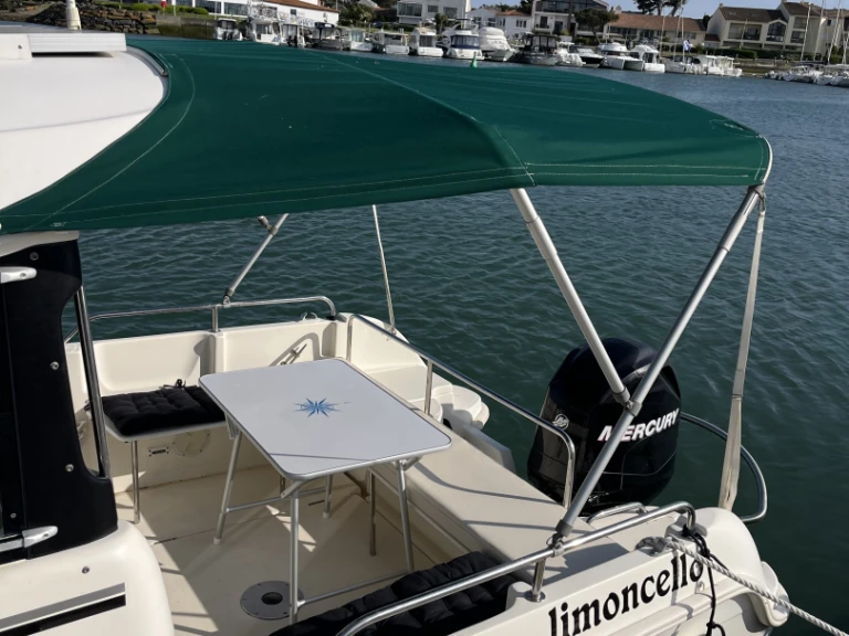 Motorboat for rent Saint-Gilles-Croix-de-Vie at the best price