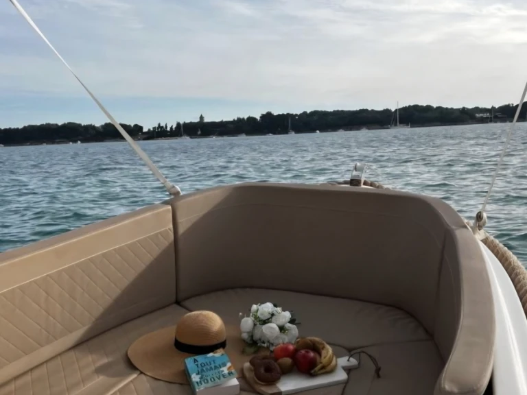 Motorboat for rent France at the best price