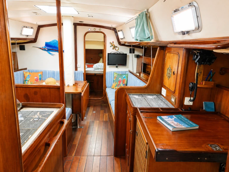 Sailboat for rent Papeete at the best price
