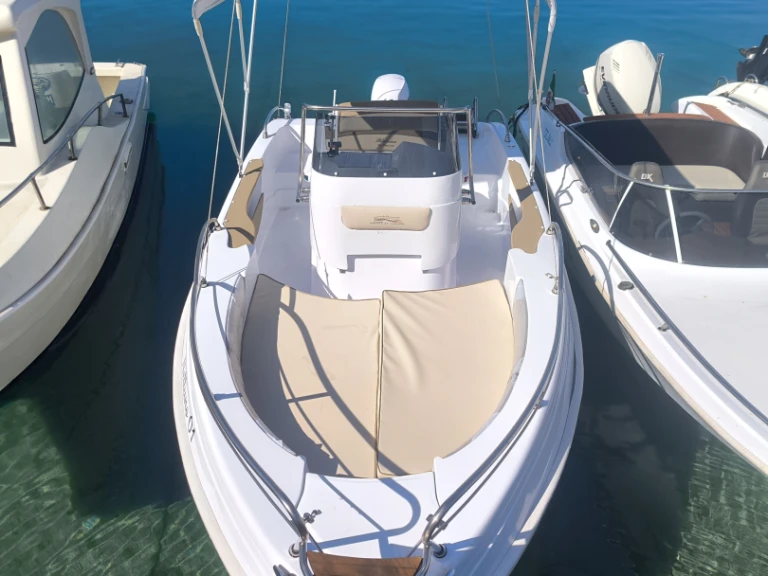 Bareboat Rental Motorboat Blumax with a boat licence
