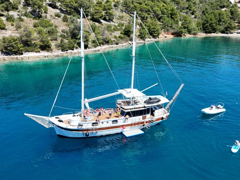 Boat rental Traditional 82 in Split on Samboat