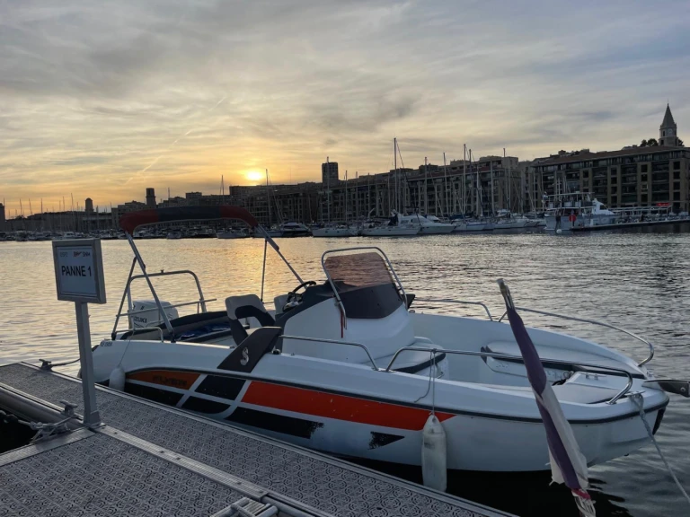 Bareboat Rental Motorboat Quicksilver with a boat licence