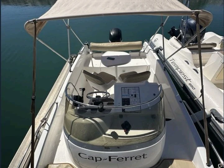 Yacht charter Six-Fours-les-Plages cheap Cap Ferret 552 Sun Deck