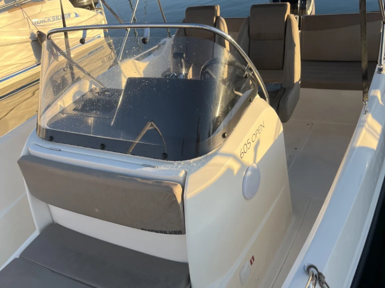 Bareboat Rental Motorboat Quicksilver with a boat licence