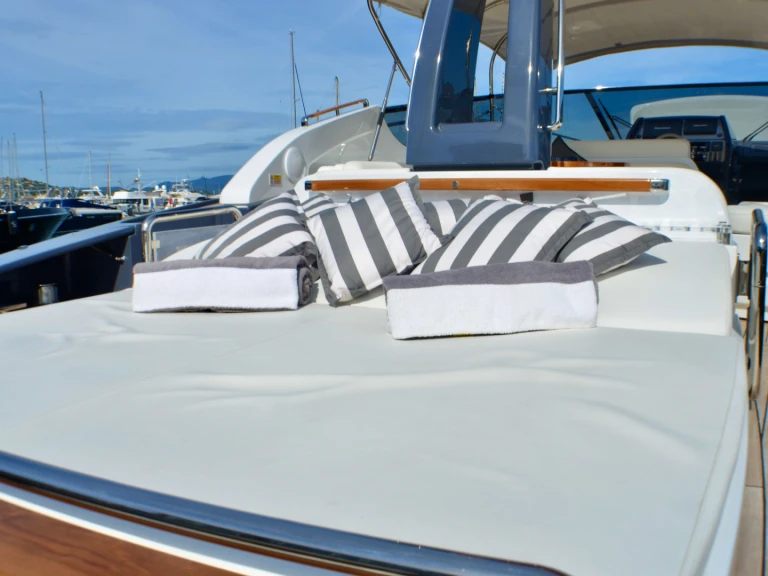 Rent a Riva Virtus 63 Saint-Tropez