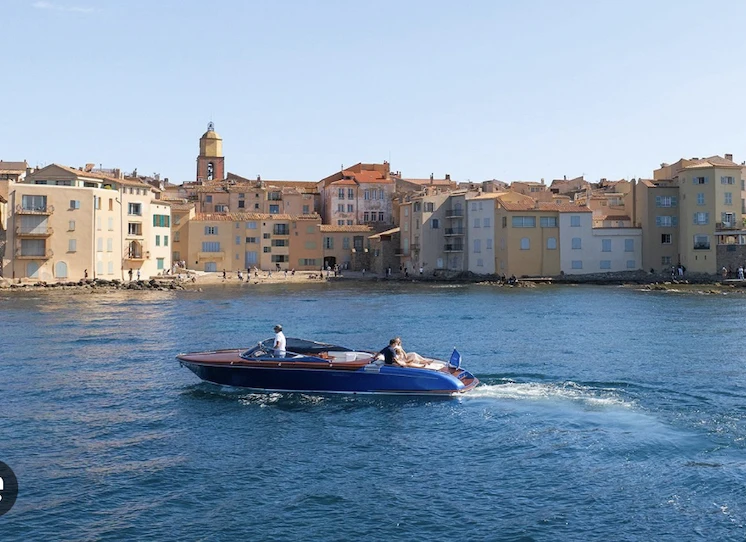 Motorboat rental with or without captain Riva Port de Saint Tropez