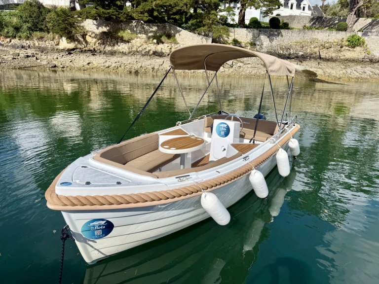 Rent a Silver Yacht Silver 495 Combrit