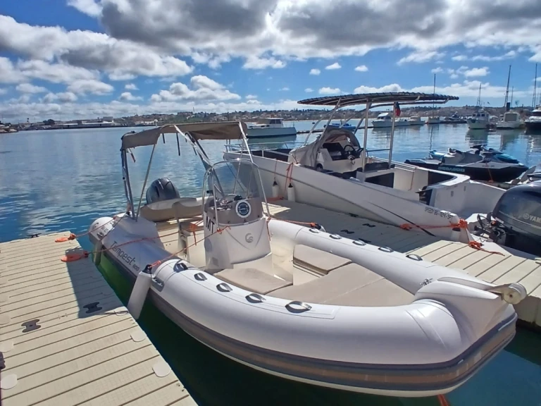 Yacht charter Portimão cheap Tempest 600